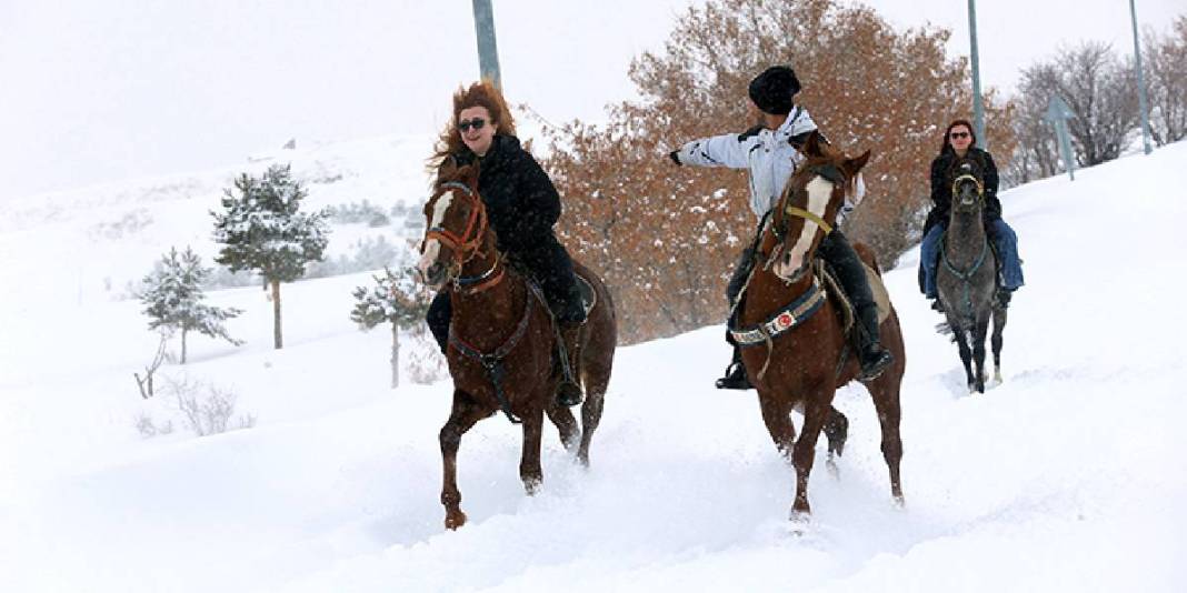 Aziziye Tabyaları beyaz örtüyle kaplandı, Türk geleneği başladı: At sırtında dört nala koşturuyorlar 1